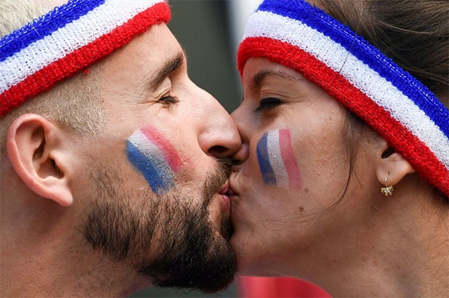 Người hâm mộ của Pháp hôn nhau trước trận đấu với Úc với một hy vọng chiến thắng.