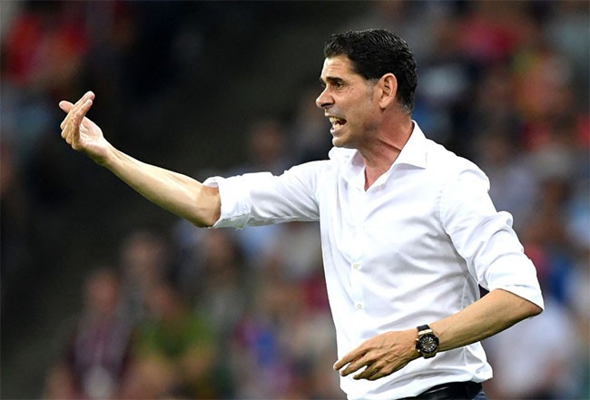Fernando Hierro xuất hiện với tư cách là HLV của Tây Ban Nha.