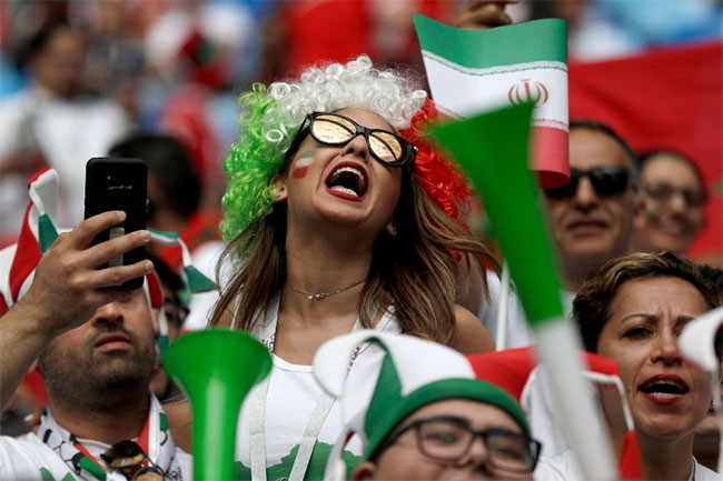 Người hâm mộ tận hưởng bầu không khí trước trận đấu giữa Iran và Ma-rốc.