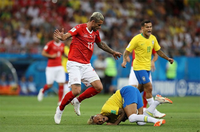 Valon Behrami của Thụy Sĩ phạm lỗi với Neymar Jr. của Brazil.