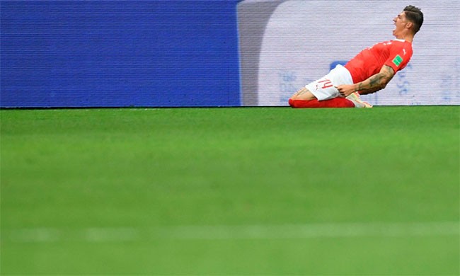 Steven Zuber của Thụy Sĩ và động tác ăn mừng sau khi ghi bàn.