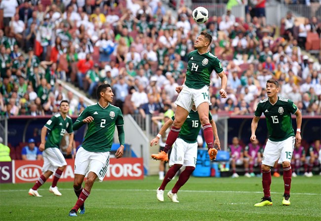 Javier Hernandez của Mexico nhảy lên để lấy bóng.