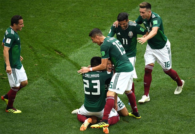 Hirving Lozano của Mexico ăn mừng với các đồng đội sau khi ghi bàn vào lưới Đức. Mexico cuối cùng đã đánh bại Đức,nhà đương kim vô địch với tỷ số 1-0.
