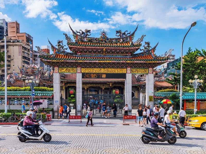 12 trải nghiệm du lịch thú vị không nên bỏ lỡ khi tới Đài Bắc ảnh 1 Longshan Temple