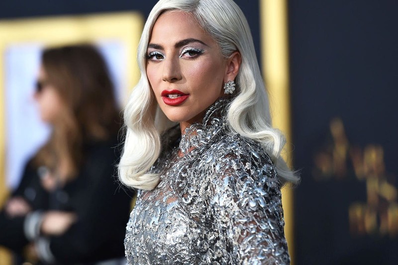 Sự biến đổi của Lady Gaga, từ một hình tượng điên rồ lập dị sang hình ảnh xinh đẹp quyến rũ với mái tóc bạch kim. Sự biến đổi của Lady Gaga, từ một hình tượng điên rồ lập dị sang hình ảnh xinh đẹp quyến rũ với mái tóc bạch kim.