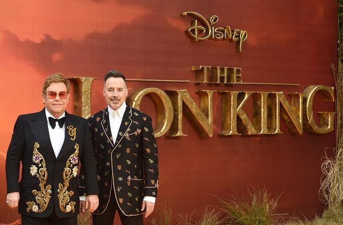 Huyền thoại âm nhạc Elton John sánh bước cùng chồng là David Furnish. Elton chính là tác giả và cũng là người thể hiện ca khúc “Can You Feel The Love Tonight” – ca khúc chính trong nhạc phim “Lion King”. Huyền thoại âm nhạc Elton John sánh bước cùng chồng là David Furnish. Elton chính là tác giả và cũng là người thể hiện ca khúc “Can You Feel The Love Tonight” – ca khúc chính trong nhạc phim “Lion King”.