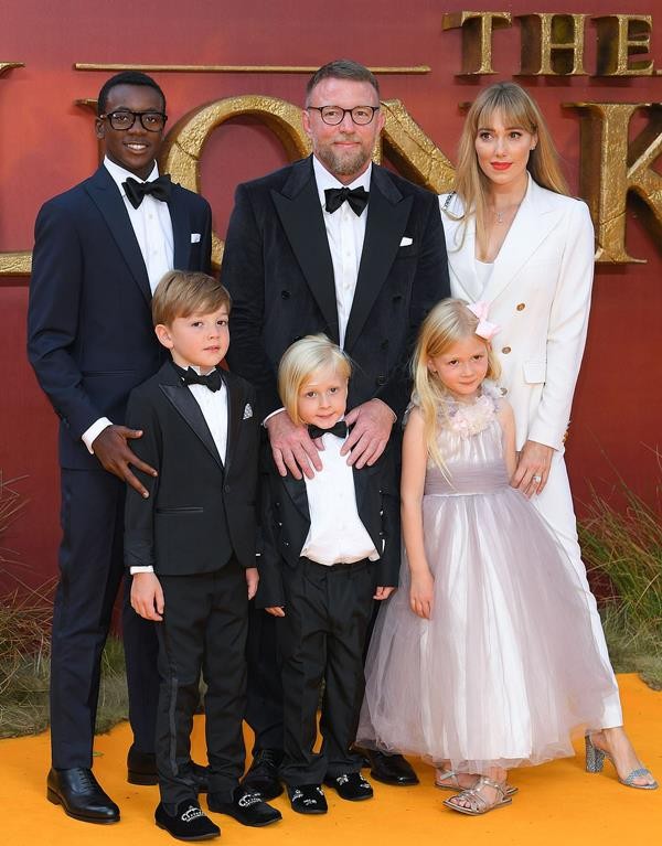 Đạo diễn Guy Ritchie bên vợ trẻ kém 13 tuổi Jacqui cùng các con. Đạo diễn Guy Ritchie bên vợ trẻ kém 13 tuổi Jacqui cùng các con.