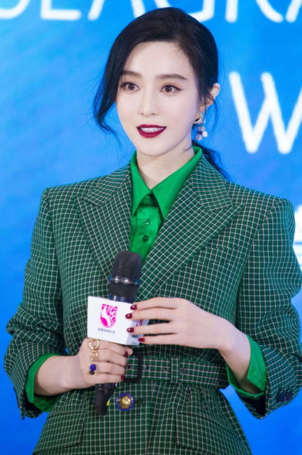 Phạm Băng Băng trong thiết kế của Givenchy Phạm Băng Băng trong thiết kế của Givenchy