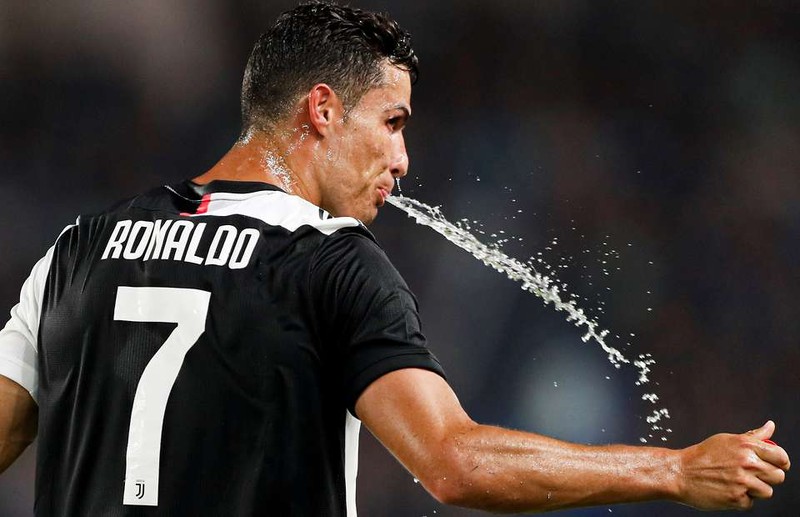 Cristiano Ronaldo ở vị trí thứ ba với 160 triệu người theo dõi và mức giá lên tới 975.000 đô la Mỹ mỗi bài đăng.