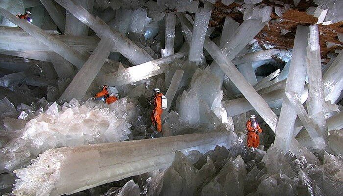 Những cột pha lê khổng lồ Những cột pha lê khổng lồ