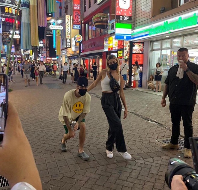 Hình ảnh của cặp đôi ở Tokyo do fan chụp được Hình ảnh của cặp đôi ở Tokyo do fan chụp được