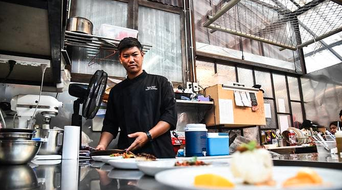 Đầu bếp Gong chia sẻ về sự nghiệp chế biến côn trùng của anh. Ảnh: CNA