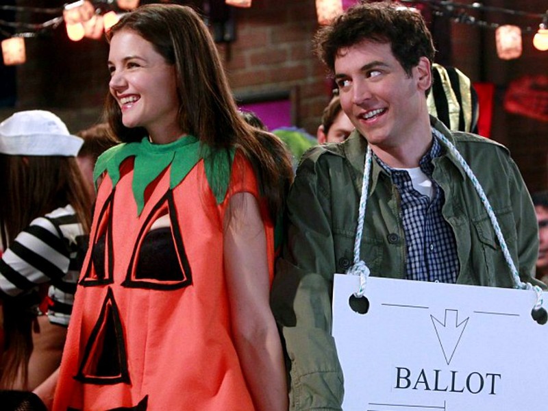 Katie Holmes với trang phục bí ngô trong bộ phim 