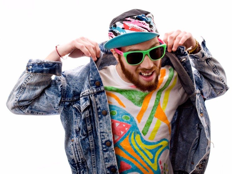 Quăng đi những bộ thời thương ngày nay, chỉ cần áo bò quần jeans bạc màu cùng keo xịt tóc và tự tin đi chơi Halloween nào!