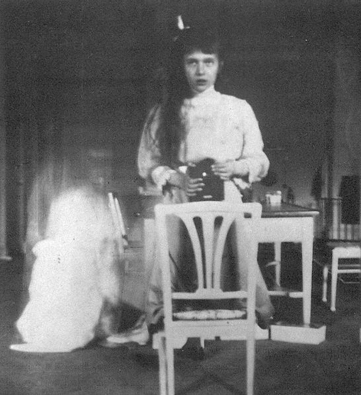 Một bức ảnh tự chụp của Nữ Công tước Anastasia Nikolaevna, Nga được tạo ra vào năm 1914 bằng một chiếc gương và một chiếc máy ảnh Kodak Brownie.