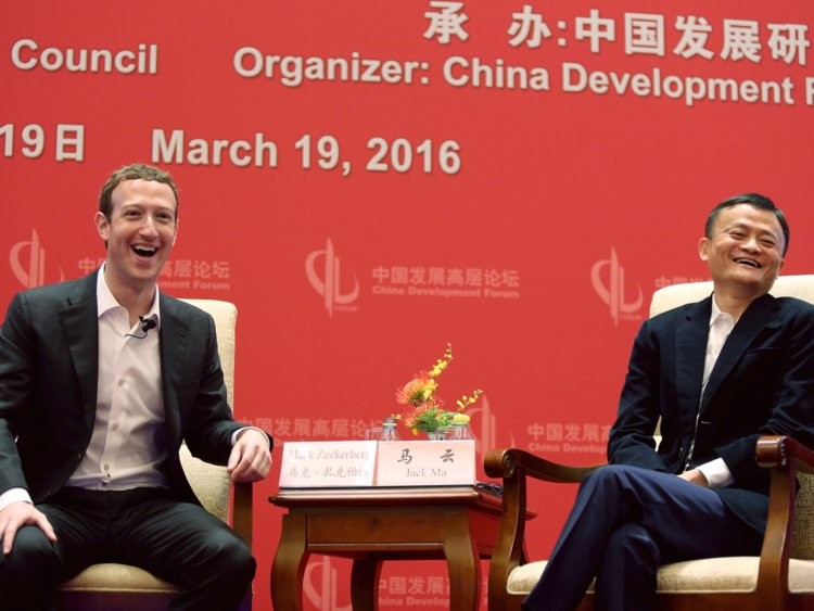 Người sáng lập Facebook - Giám đốc điều hành Mark Zuckerberg và người sáng lập - Chủ tịch điều hành của Tập đoàn Alibaba Jack Ma gặp nhau tại Diễn đàn phát triển Trung Quốc tại Bắc Kinh, Trung Quốc, ngày 19/3/2016. Người sáng lập Facebook - Giám đốc điều hành Mark Zuckerberg và người sáng lập - Chủ tịch điều hành của Tập đoàn Alibaba Jack Ma gặp nhau tại Diễn đàn phát triển Trung Quốc tại Bắc Kinh, Trung Quốc, ngày 19/3/2016.