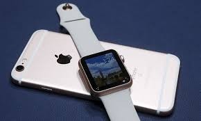 Nhu cầu của người dùng về các phụ kiện và dịch vụ của Apple tăng mạnh. Ảnh: Reuters Nhu cầu của người dùng về các phụ kiện và dịch vụ của Apple tăng mạnh. Ảnh: Reuters