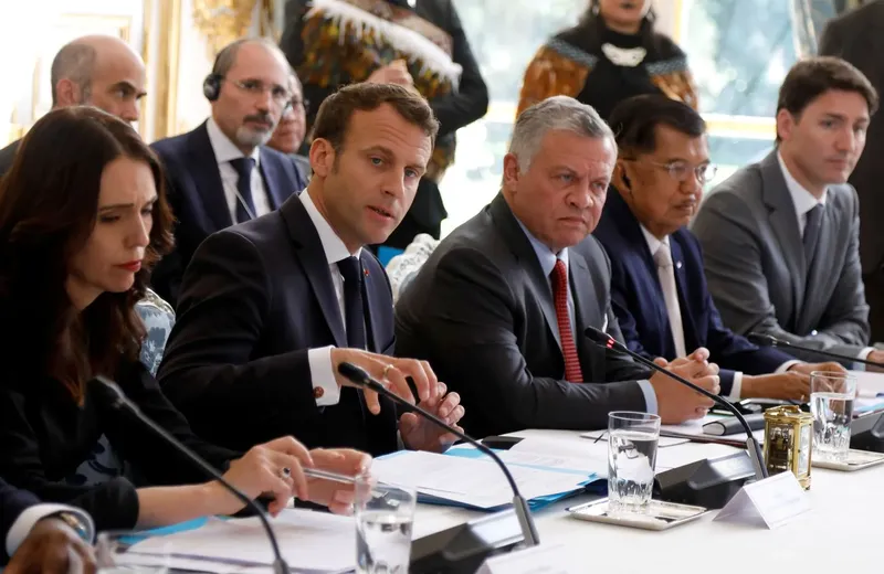 Tổng thống Pháp Emmanuel Macron và Thủ tướng New Zealand Jacinda Ardern cùng các nhà lãnh đạo khác trong cuộc họp chống lại nội dung khủng bố trực tuyến được tổ chức tại Cung điện Elysee ở Paris, Pháp, ngày 15 tháng 5 năm 2019. Ảnh: Reuters Ảnh: True Median