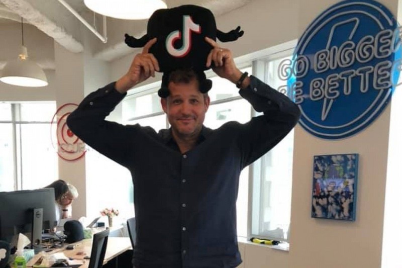 Ông Chandlee chụp ảnh với biểu tượng TikTok. Ảnh: SCMP Ảnh: SCMP