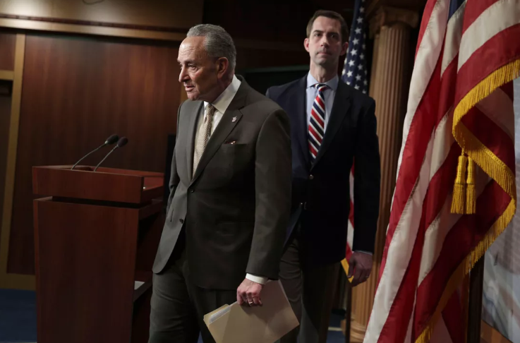 Thượng nghị sĩ Tom Cotton (phải), và Chuck Schumer (trái) đang yêu cầu FCC xem xét lại việc cấp giấy phép cho hai nhà cung cấp dịch vụ viễn thông Trung Quốc trong bối cảnh lo ngại về an ninh. Ảnh: CNET