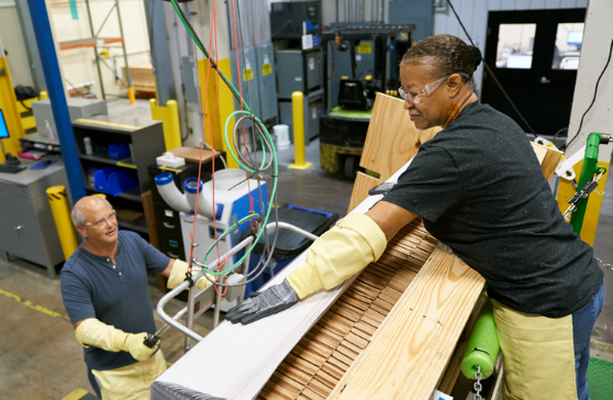 250 triệu USD là khoản đầu tư thứ hai Nhà Táo dành cho nhà sản xuất kính Corning. Ảnh: CNET 250 triệu USD là khoản đầu tư thứ hai Nhà Táo dành cho nhà sản xuất kính Corning. Ảnh: CNET