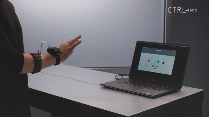 Trong tương lai, con người có thể điều khiến các thiết bị điện tử như điện thoại, máy tính, TV một cách dễ dàng hơn mà không cần phải chạm vào màn hình hay bàn phím. Ảnh: Forbes Trong tương lai, con người có thể điều khiến các thiết bị điện tử như điện thoại, máy tính, TV một cách dễ dàng hơn mà không cần phải chạm vào màn hình hay bằng phím. Ảnh: Forbes