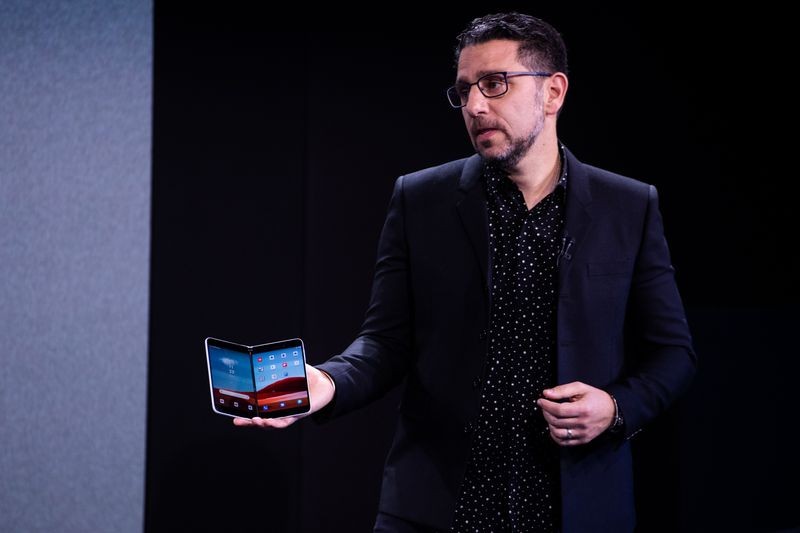 Panos Panay, Giám đốc sản phẩm Microsoft đang cầm trên tay chiếc Surface Duo. Ảnh: Gizchina Ảnh: Gizchina