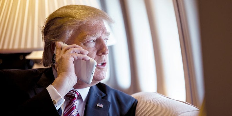 Tổng thống Mỹ Donald Trump vẫn thích nút Home truyền thống hơn là các thao tác vuốt trượt trên iPhone hiện nay. Ảnh: Business Insider