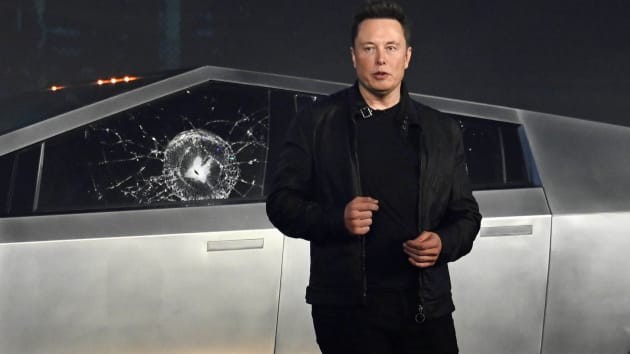 Trong lúc trình diễn độ bền kính chống đạn của Cybertruck, cả hai lần kính xe đều bị vỡ. Ảnh: CNBC Ảnh: CNBC