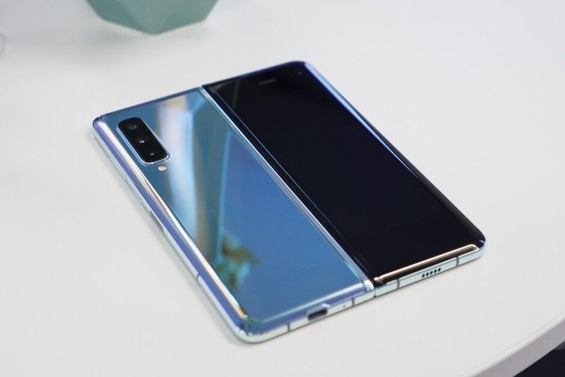 Mặt ngoài Galaxy Fold. Ảnh: PhoneArena