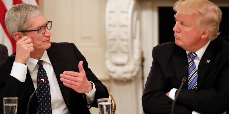CEO Apple Tim Cook (trái) và Tổng thống Mỹ Donald Trump. Ảnh: Flipboard Ảnh: Flipboard