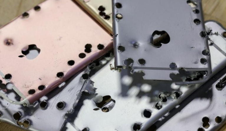 Vỏ nhôm của iPhone cũ sau khi được Daisy tháo rời. Ảnh: Reuters Ảnh: Reuters