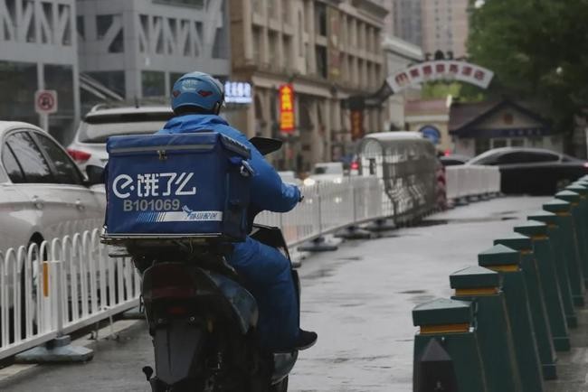 Nhân viên trong bộ đồng phục Ele.me