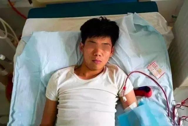 Xiao Wang phải nằm liệt giường nhiều năm. Xiao Wang phải nằm liệt giường nhiều năm.