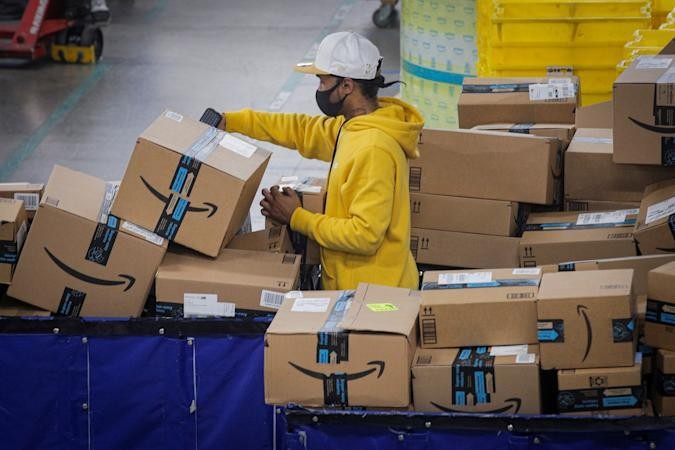 Nhân viên nhà kho nộp đơn kiện Amazon do không được nghỉ trưa đủ giờ. Ảnh: Reuters