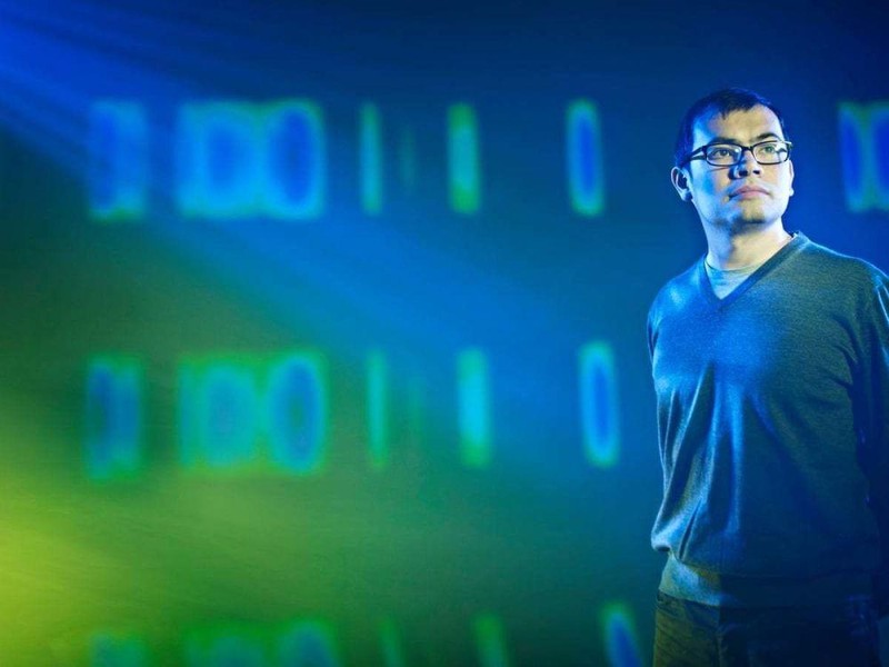 Người đứng trên sân khấu là Demis Hassabis, 3 tháng sau ông chính thức thành lập DeepMind.