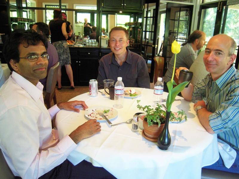 Elon Musk và Jeff Bozos cùng nhau ăn tối. Elon Musk và Jeff Bozos cùng nhau ăn tối.