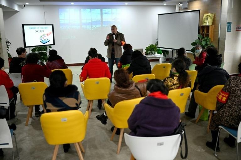 Ngày càng nhiều các lớp dạy những người cao tuổi cách vận dụng smartphone được diễn ra.