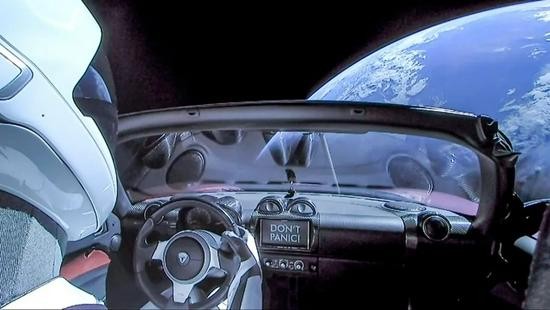 &quot;DON&apos;T PANIC&quot; xuất hiện trên màn hình