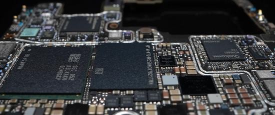 Tất cả các loại chip và linh kiện điện tử được bố trí dày đặc bên trong điện thoại di động Xiaomi 11 Ultra Tất cả các loại chip và linh kiện điện tử được bố trí dày đặc bên trong điện thoại di động Xiaomi 11 Ultra