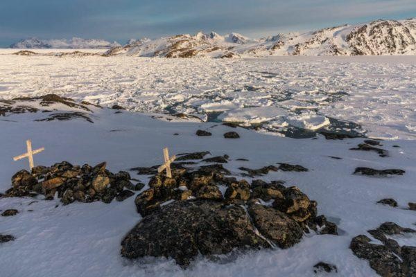 Đảo Kulusuk, Greenland, khi lớp băng vĩnh cửu tan ra, các ngôi mộ thời xa xưa lại lộ ra. Các nhà khoa học đã đánh dấu những ngôi mộ này bằng thánh giá để cảnh báo người dân địa phương không đến gần chúng. Ảnh: VOX Đảo Kulusuk, Greenland, khi lớp băng vĩnh cửu tan ra, các ngôi mộ thời xa xưa lại lộ ra. Các nhà khoa học đã đánh dấu những ngôi mộ này bằng thánh giá để cảnh báo người dân địa phương không đến gần chúng. Ảnh: VOX