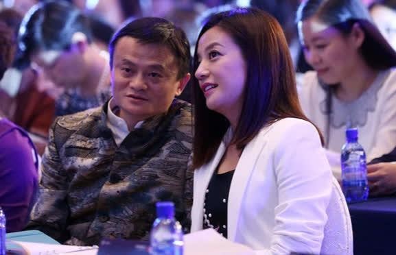 Triệu Vy nổi tiếng vì có mối quan hệ thân thiết với các tỉ phú Trung Quốc như Mã Vân (Jack Ma) hay Vương Kiện Lâm. Triệu Vy nổi tiếng vì có mối quan hệ thân thiết với các tỉ phú Trung Quốc như Mã Vân (Jack Ma) hay Vương Kiện Lâm.