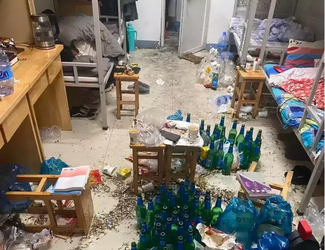 Tại khu ký túc xá nam, vỏ chai bia và tàn thuốc rơi vãi khắp sàn, vệ sinh trong nhà thì bừa bộn.