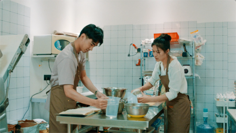 Tiểu Ma và chồng chuẩn bị nguyên liệu cho cửa hàng. Ảnh cắt từ phim ngắn &quot;Hồi hương thật tuyệt&quot;