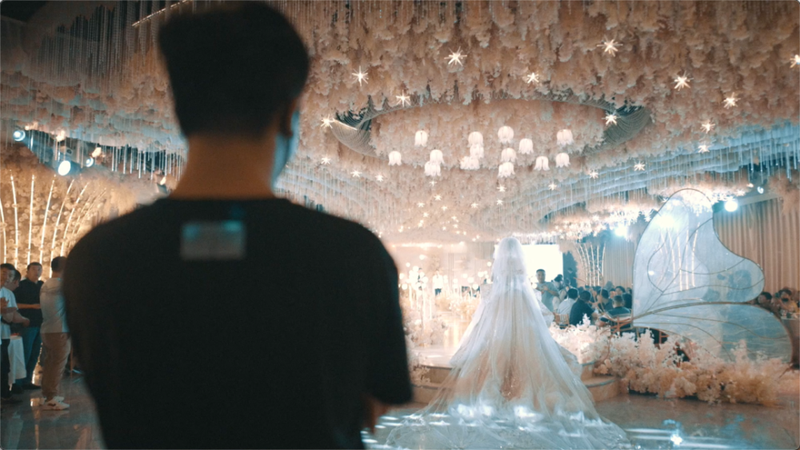 Tiểu Vĩ tổ chức lễ cưới cho người lớn tuổi ở quê. Ảnh cắt từ phim ngắn &quot;Hồi hương thật tuyệt&quot;