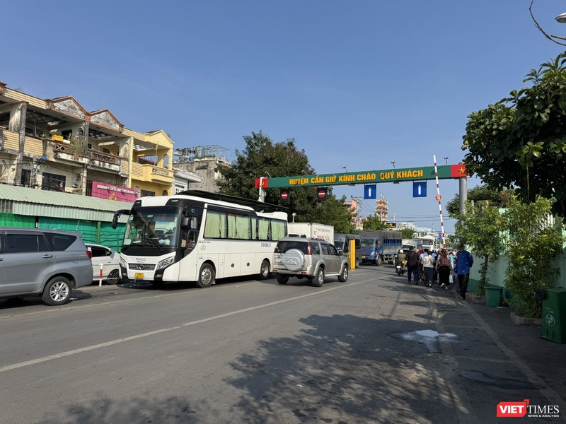 Tắc nghẽn giao thông vào giờ cao điểm ở tuyến phà Cần Giờ là điều thường xuyên. Ảnh: Đăng Thy. vt_pha can gio.jpg