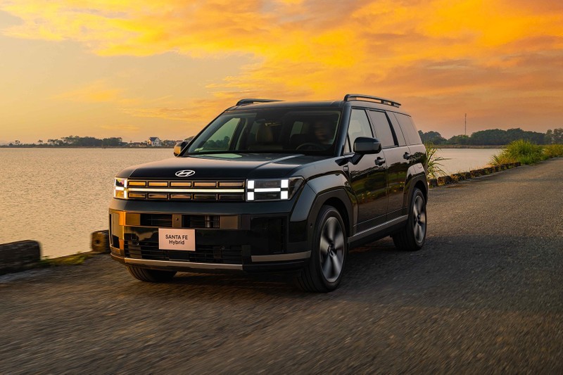 Hyundai Santa Fe ra mắt bản Hybrid giá 1,369 tỷ đồng, 'đấu' xe Trung Quốc Lynk & Co 08-1.jpg