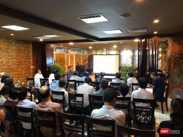 TS. Võ Trí Thành chia sẻ với các thành viên CLB Cafe Số về chủ đề: "Cuộc chiến thương mại Mỹ - Trung và sự ảnh hưởng đến Việt Nam". (Ảnh: Hoàng Nguyên) TS. Võ Trí Thành chia sẻ với các thành viên CLB Cafe Số về chủ đề: "Cuộc chiến thương mại Mỹ - Trung và sự ảnh hưởng đến Việt Nam". (Ảnh: Hoàng Nguyên)