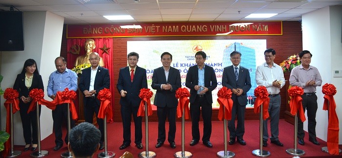 Chủ tịch HĐQT - Tổng Giám đốc Nguyễn Tuấn Huỳnh, Phó Chủ tịch HĐQT Trương Thị Tâm cùng các đại biểu thực hiện nghi lễ cắt băng khánh thành Cienco4 Tower. (Ảnh: CIenco4)