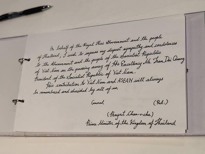 "Những đóng góp của Ngài với Việt Nam và ASEAN sẽ luôn được tất cả chúng ta ghi nhớ và trân trọng", ông viết trong sổ tang. Ông Prayuth Chan-o-cha trước đó cũng đã gửi điện chia buồn tới Thủ tướng Nguyễn Xuân Phúc, nhấn mạnh tầm nhìn của Chủ tịch nước Trần Đại Quang về hợp tác vì một khu vực ổn định và thịnh vượng tại Hội nghị Cấp cao APEC 2017 là di sản quan trọng đối với Việt Nam và các nước trong khu vực. Ảnh: ĐSQ Việt Nam tại Thái Lan